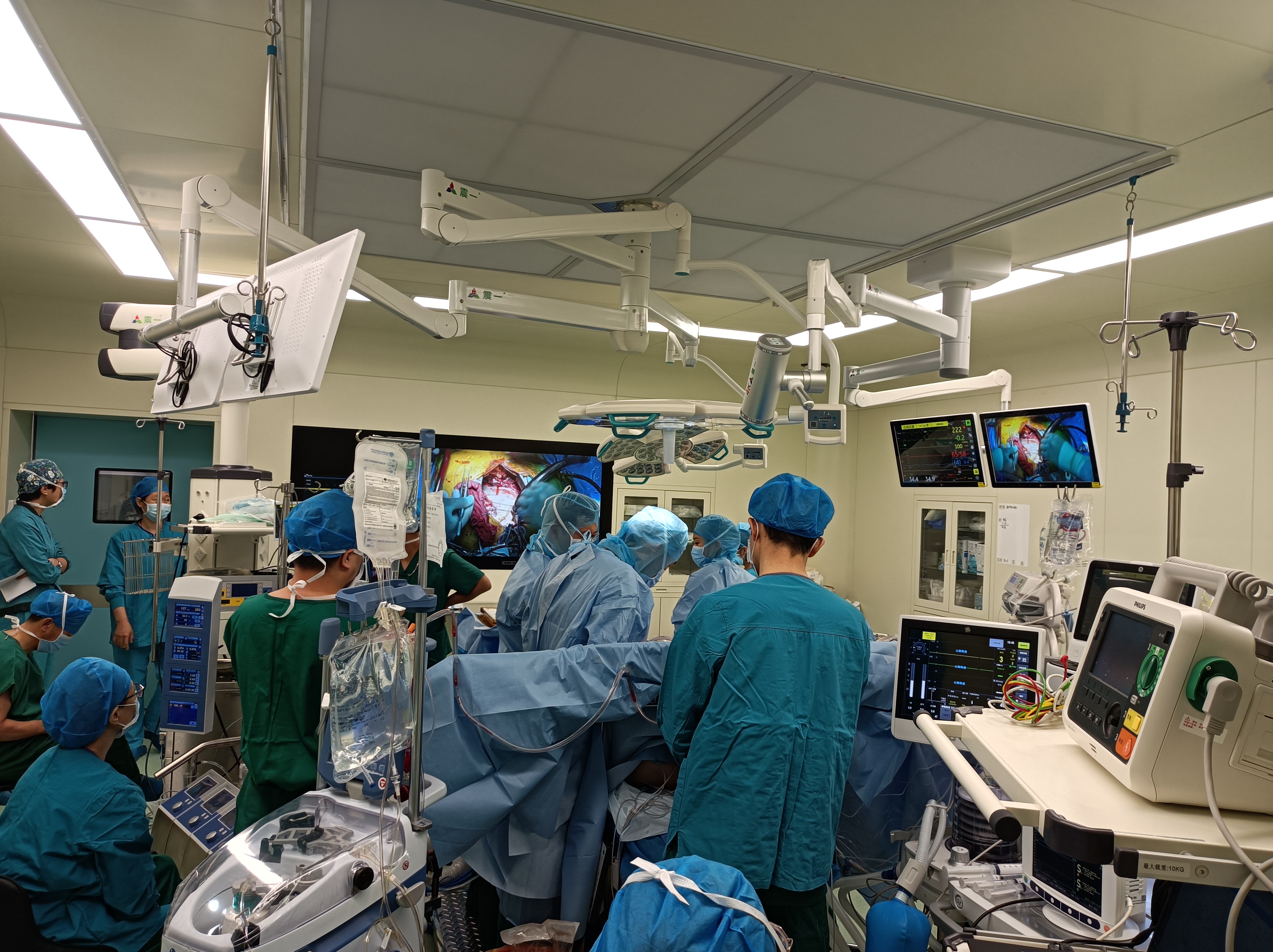 全國首個新建“5G+4K心外百級智慧手術(shù)室”順利完成了第一場心臟搭橋手術(shù)！